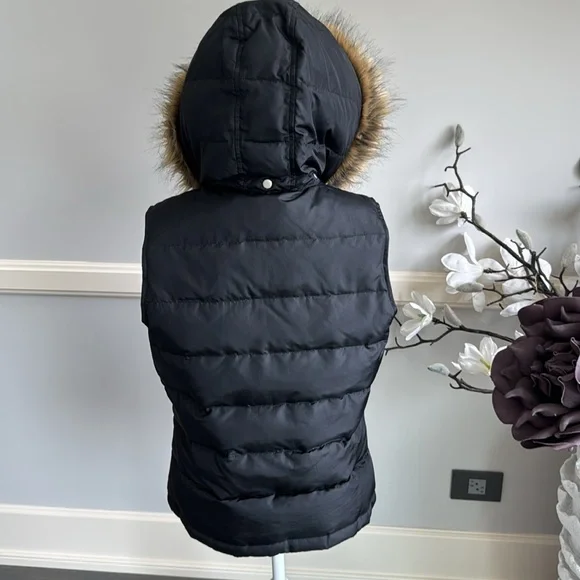 Talbots Hooded Vest with 80% Goose Down Filling 20%Feather Exclusive of Trim. - Picture 2 of 8